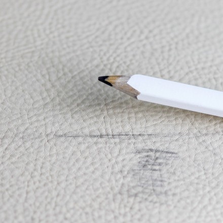 Bleistift von Kunstleder entfernen