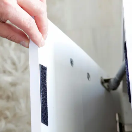 Verschließbare Klappe an einem Möbelstück hält nicht