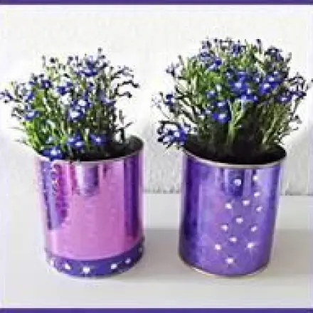 Blumenübertopf aus Konservendose