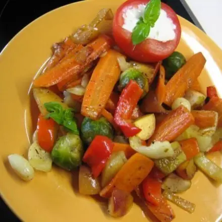 Gemüsepfanne mit gefüllter Tomate