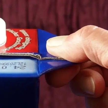 "Öhrchen" am Tetrapack als Antiquetschhilfe für Kinder