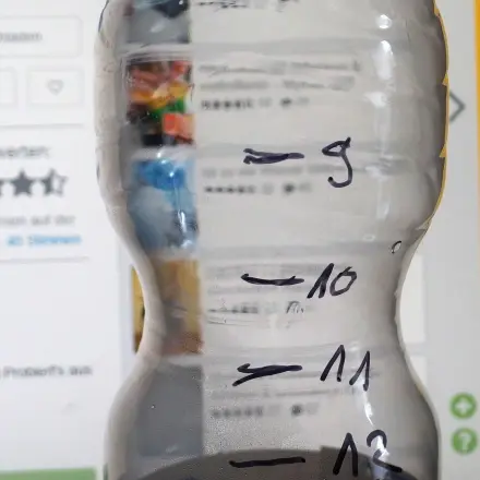 Trinken nicht mehr vergessen mit beschrifteter Flasche