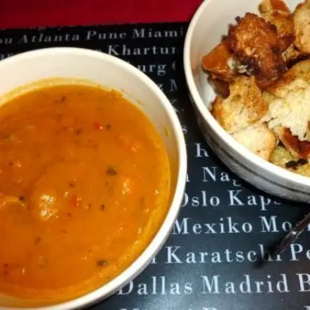 Kürbis-Kartoffelsuppe mit gerösteten Brötchenwürfeln
