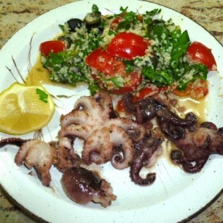 Mini-Kalamari gebraten mit Tabbouleh-Salat