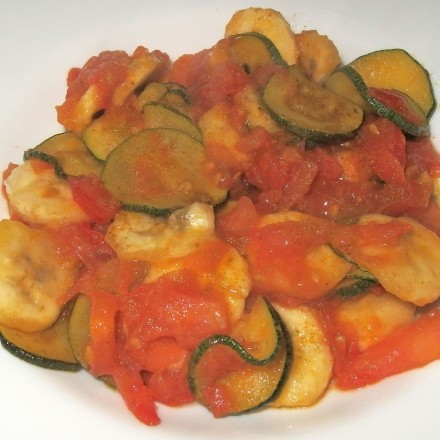 Zucchini-Pfanne mit Banane und Tomate