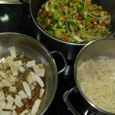 Pfannengerührtes mit Tofu, Bokchoikohl, Sojasprossen & Mie-Nudeln