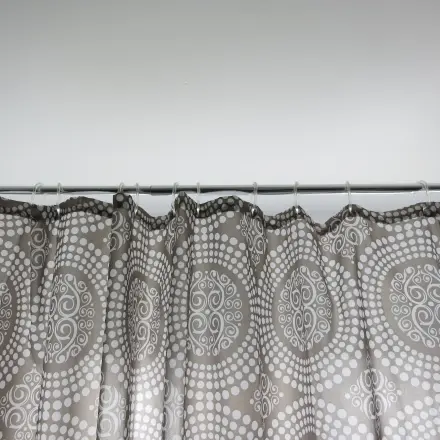 Duschvorhang klebt nicht am Körper beim Duschen