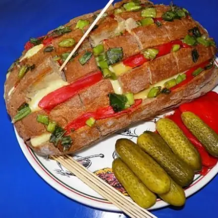 Party-Brotlaib mit Käse-Paprika-Lauch gefüllt