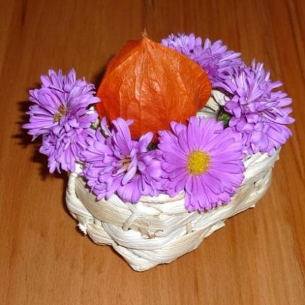 Blumenkörbchen als Tischschmuck aus Knoblauchverpackung