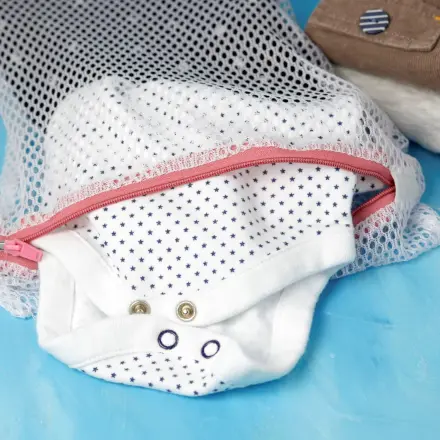 Babykleidung zum Knöpfen waschen