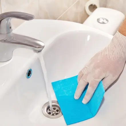 Gelbe Ränder im Waschbecken wegbekommen