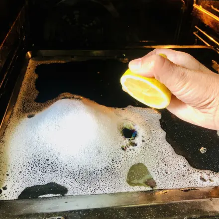 Backofen-Geruch entfernen