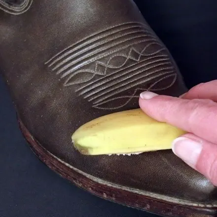 Lederschuhe glänzend mit Bananenschalen