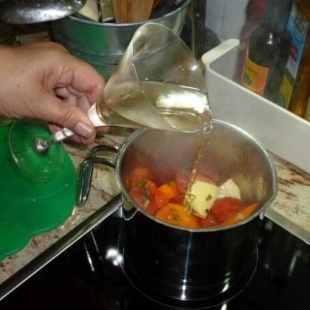 Schnelle Kürbis-Gemüse-Suppe mit Sekt