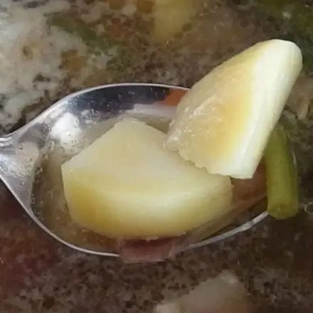 Suppe zu salzig? Nimm rohe Kartoffelstücke