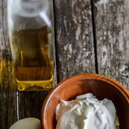 Eigelb-Olivenöl-Maske