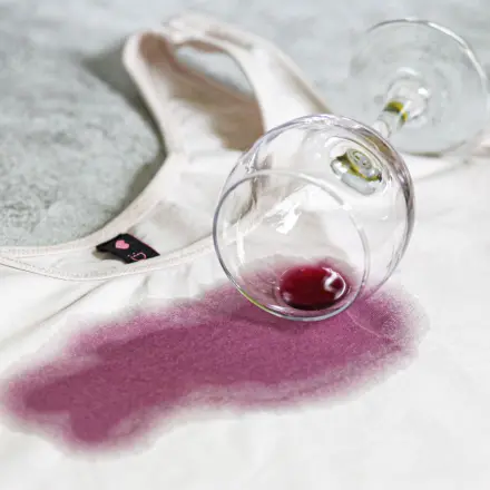 Rote Flecken z.B. vom Kirschlikör entfernen