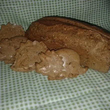 Dinkelvollkornbrot und Dinobrötchen
