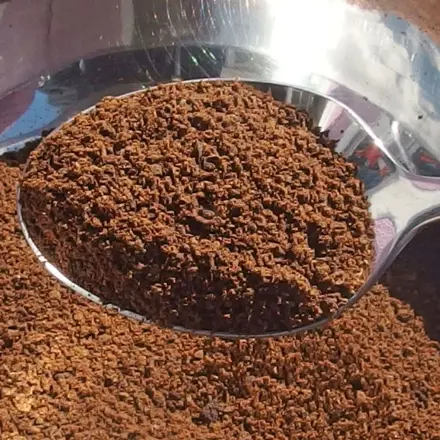 Gerüche nach dem Kochen beseitigen: Kaffee auf die Herdplatte