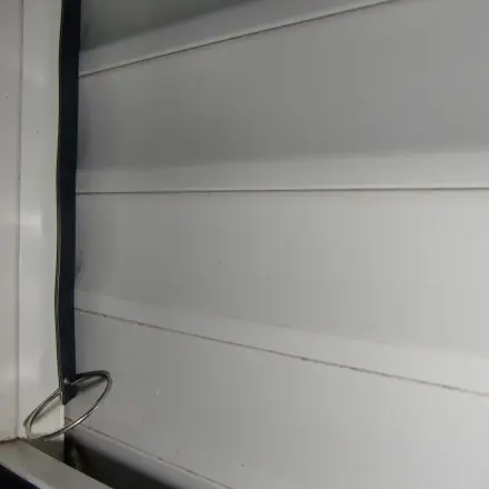 Klappernder Rolladen nachts bei Sturm