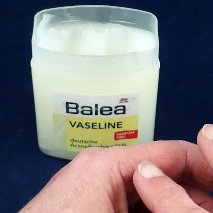Vaseline hilft bei rauer Haut