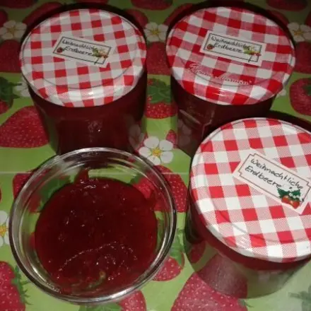 Erdbeermarmelade weihnachtlich improvisiert