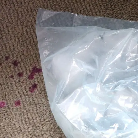 Kerzenwachs im Teppich(boden)