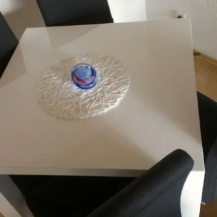 Einen quadratischen (Ess-) Tisch platzsparend stellen