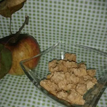 Getrocknete Apfelstückchen in weißer Schokolade