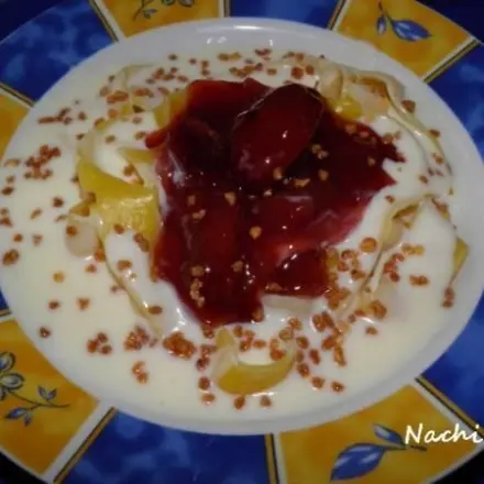 Milchnudeln mit Pflaumen-Rhabarber-Apfel-Rum-Grütze