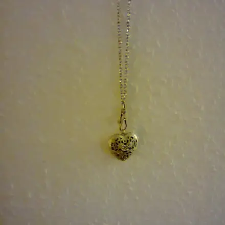 Zu kleinen Anhänger an Kette befestigen