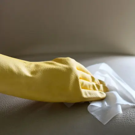 Reinigung weißer Kunstlederstühle