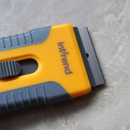 Farbspritzer vom Renovieren auf Parkett, Fliesen, etc.