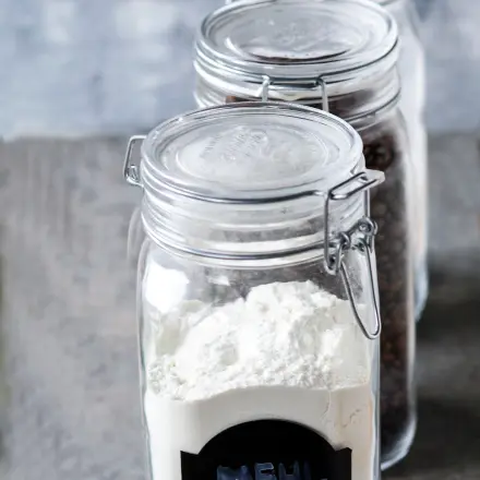 Einmachgläser mit Lebensmitteln beschriften