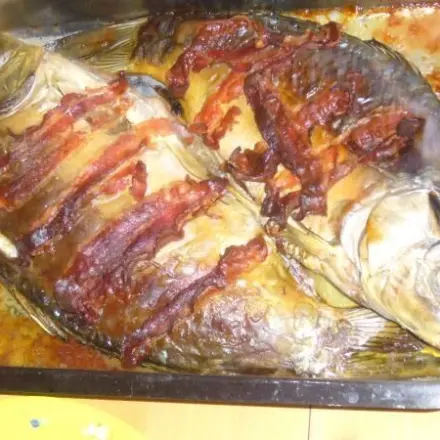 Speck-Karpfen aus dem Backofen