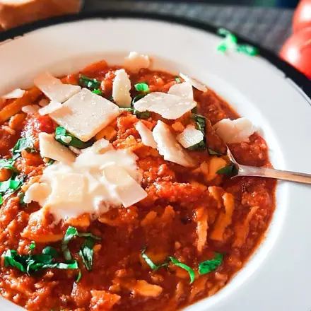 Pesto-Nudelschnecken mit Tomatensoße