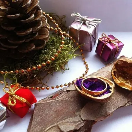 Schmuck in goldener Walnuss verschenken