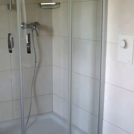 Kalkbildung in Duschkabinen verringern