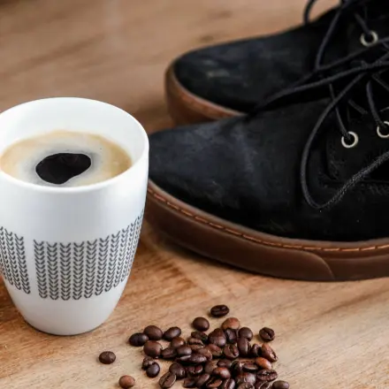 Salzränder auf Schuhen mit Kaffee entfernen
