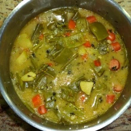Bohnensuppe mit Kartoffeln und Möhren