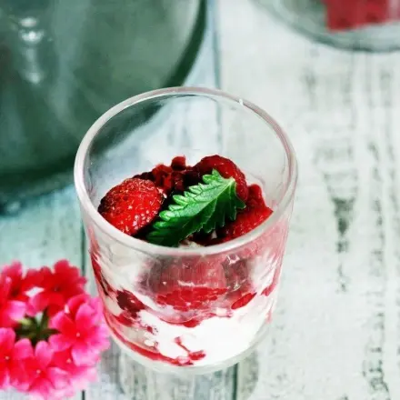 Weißweincreme mit Himbeeren