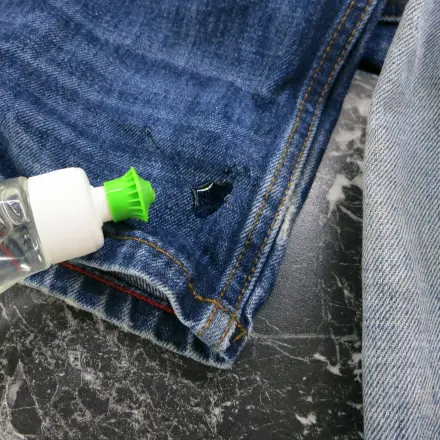 Ölflecken an den Hosenenden mit Spülmittel vorbehandeln