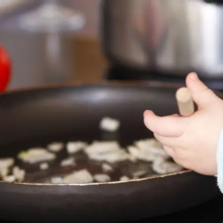 Kleine Kinder dürfen mitkochen