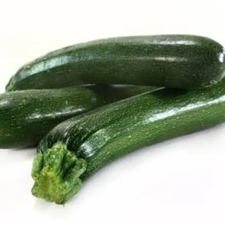 Süßer Zucchinikuchen mit geriebenen Haselnüssen