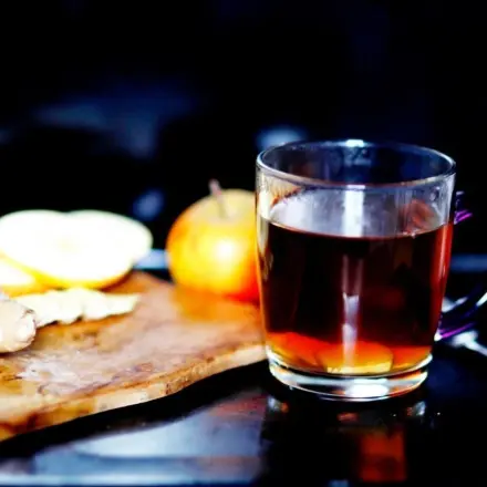 Heißer Apfelsaft mit Ingwer