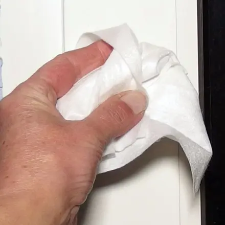 Gegen Nikotin an Fensterrahmen und Fenster