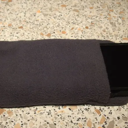 Handydisplay mit Handyhülle reinigen