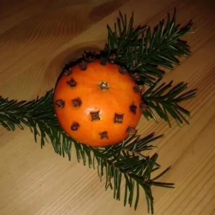 Raumduft mit Nelken & Mandarinen