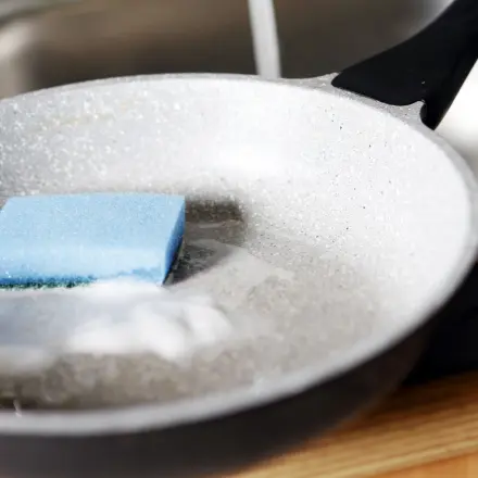 Stark verschmutzte Keramik Pfanne reinigen