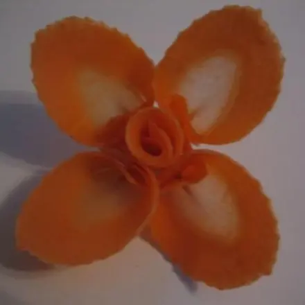 Essbare Dekoblüte aus einer Möhre